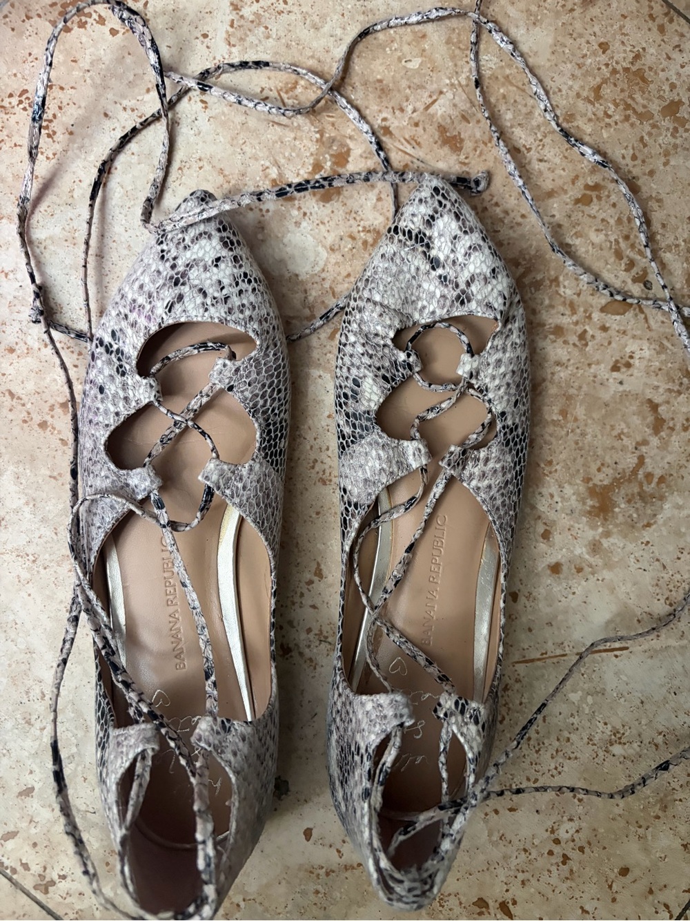 Banana Republic Snakeskin Lace-Up Pointed Flats in Gray and Cream